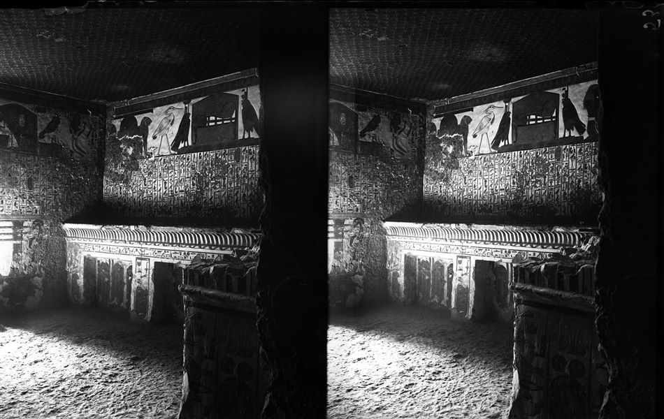 Veduta dell’anticamera, pareti sud-ovest e ovest, scene 2 e 3. Nel registro superiore, la scena 2 mostra la regina mentre gioca alla senet, il suo Ba su un tempietto, e di nuovo la regina in atto di adorazione, mentre la scena 3 presenta Atum tra due leoni, l’uccello Benu, la mummia su un letto tra due falchi, rappresentazioni delle dee Neftys e Iside, e il genio del Nilo in ginocchio. Il registro centrale presenta invece il cap. 17 del Libro dei Morti. Sotto, infine, a sinistra è presente una decorazione composta da pilastri Djed e nodi Tit, mentre al centro vi è un ripiano con modanatura a gola egizia, con rappresentazioni di santuari. Da notare il soffitto stellato.