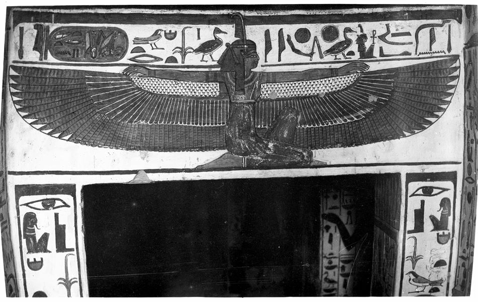 La dea Maat alata è rappresentata, inginocchiata, sull’architrave dell’accesso alla camera funeraria (scena 28). Essa è rivolta verso est (destra).