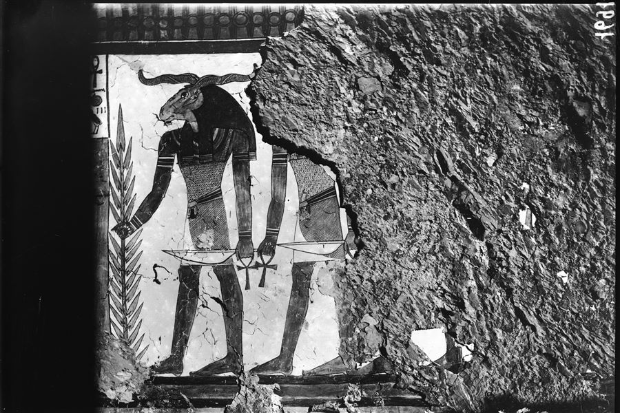 Camera funeraria, parete ovest, scena 30. Questa parte della parete risulta piuttosto rovinata, ma si riconoscono due attendenti della terza porta, che Nefertari deve attraversare.