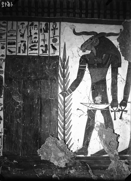 Camera funeraria, parete ovest, scena 30. Rappresentazione della terza porta e di uno dei tre attendenti di guardia (gli altri due non sono qui visibili). La parte sinistra della porta si presentava già in precarie condizioni, oggigiorno una parte dell’intonaco risulta crollata.