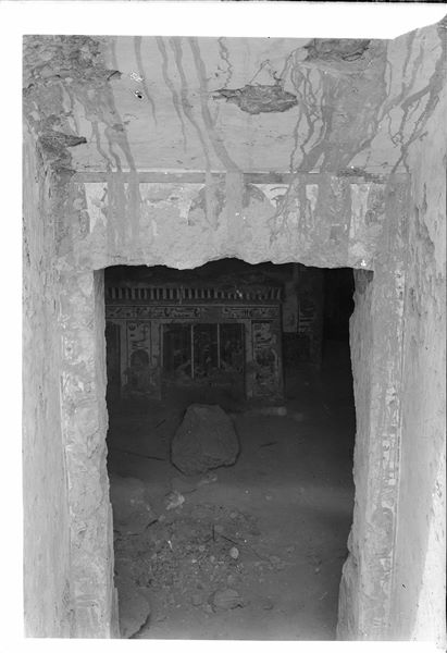 Ingresso, al momento del ritrovamento, della tomba di Nefertari (QV66), fotografata dai gradini discendenti. Scavi Schiaparelli.