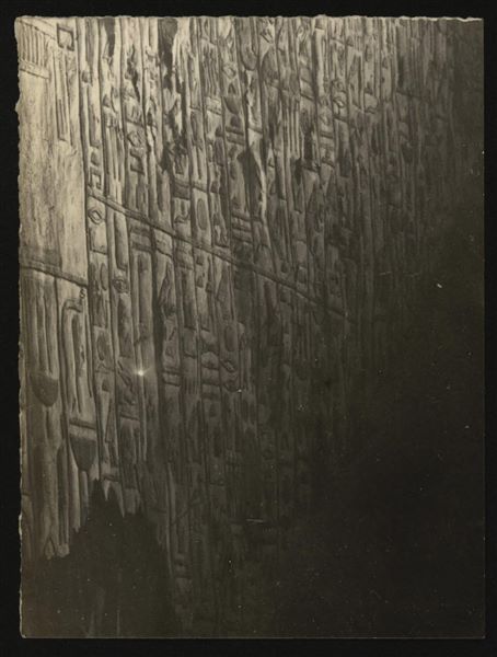 Corridoio discendente, lato destro, della tomba QV66, della regina Nefertari. Il corridoio riporta iscrizioni in geroglifico, alcune delle quali oggi non sono più visibili, fotografate dall’alto. Scavi Schiaparelli.