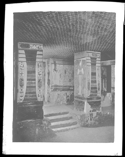 Veduta della camera funeraria, in direzione del corridoio di accesso. Sulla destra è visibile l’ingresso all’annesso occidentale.