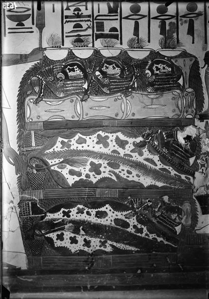 Primo annesso orientale (alcova), parete est, scena 18. Dettaglio della un tavolo colmo di offerte rappresentate tra Nefertari e il dio Osiride assiso. L’iscrizione soprastante, da una parte rappresenta l’invocazione di Nefertari con le offerte per il dio, dall’altro il dio risponde facendo promesse in ritorno.