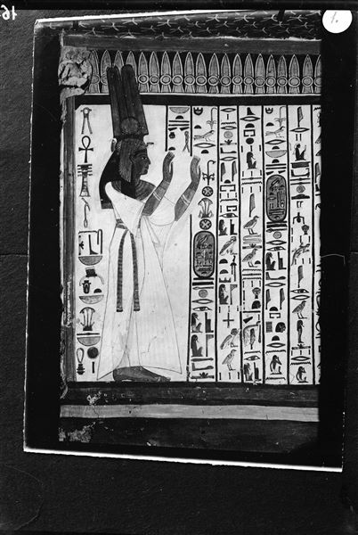 Camera funeraria, parete sud, lato ovest, scena 29. Nefertari è raffigurata in adorazione, rivolta verso ovest (destra), in direzione della prima porta e dei tre attendenti, raffigurati sulla stessa parete ma non visibili in questa fotografia. Da questa parete inizia il cap. 144 del Libro dei Morti.