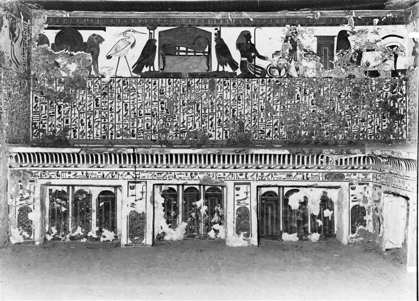 Veduta dell’anticamera, parete ovest, scena 3. Nel registro superiore, è presente Atum tra due leoni, l’uccello Benu, la mummia su un letto tra due falchi, rappresentazioni di Neftys e Iside. Queste sono raffigurazioni connesse con il registro centrale, che presenta il cap. 17 del Libro dei Morti. Sotto, infine, a sinistra è presente una decorazione composta da pilastri Djed e nodi Tit, mentre al centro vi è un ripiano con modanatura a gola egizia, con rappresentazioni di santuari. Da notare il soffitto stellato.