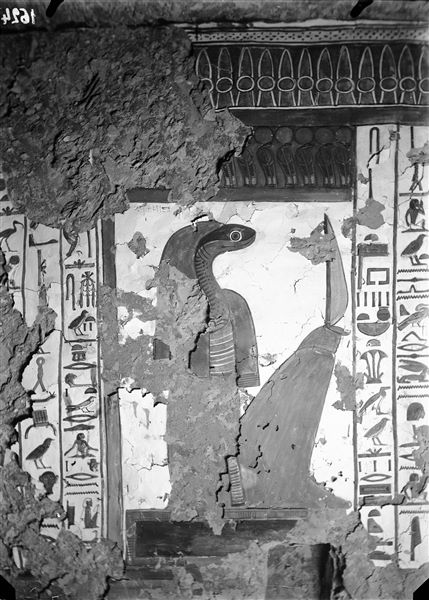 Camera funeraria, parete est, scena 34. Continua la rappresentazione del cap. 146 del Libro dei Morti, si riconoscono il sesto portale e il suo guardiano, con testa di serpente. Oggigiorno una parte di intonaco di questa parete è crollata.