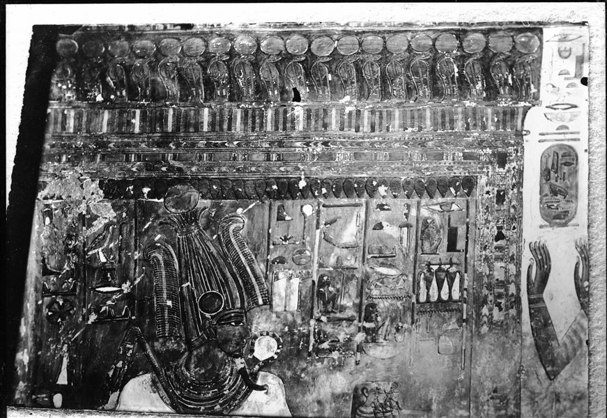 Parete sud, lato est, dell’anticamera, scena 5. Osiride assiso all’interno di un santuario, sormontato da un fregio di urei con disco solare. A destra, Nefertari in adorazione.