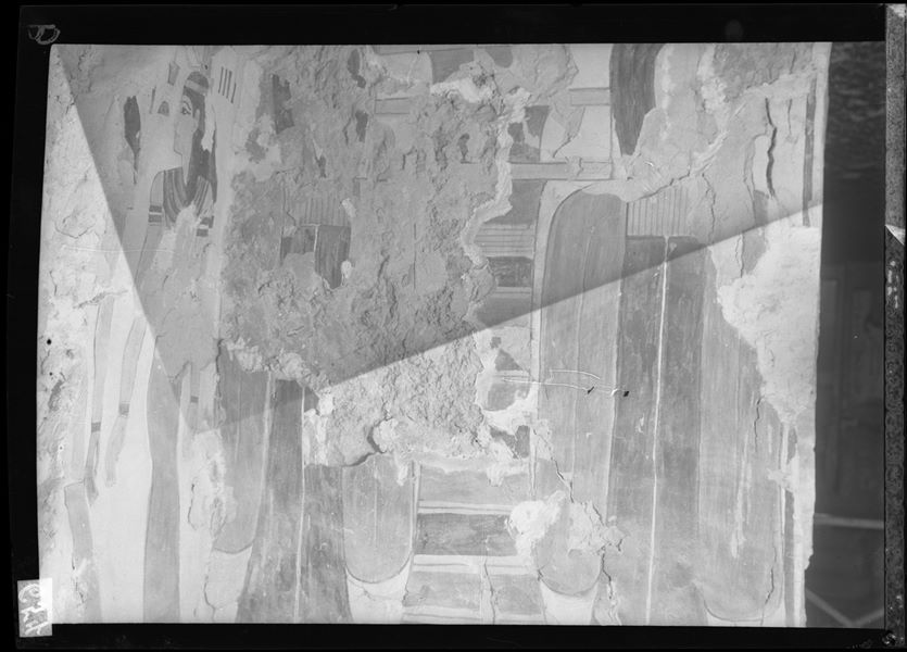 Annesso settentrionale, parete sud, scena 38. Un grande pilastro Djed si trova in mezzo a due grandi nodi Tit. A sinistra, la parete est dell’annesso.