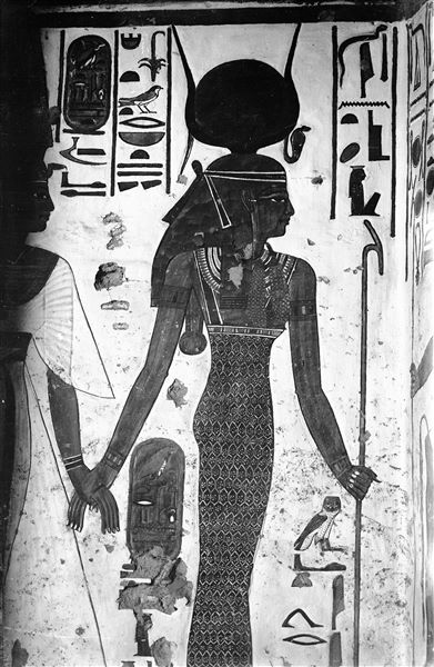 Vestibolo, parete nord, scena 10. La dea Iside (a destra), accompagna Nefertari (a sinistra) verso il dio Khepri, presente nella parete accanto.