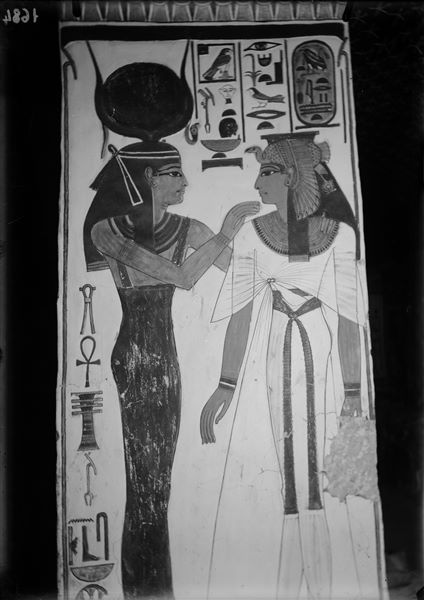 Veduta del pilastro A, lato b, della camera funeraria. Sono rappresentate la dea Hathor e Nefertari.