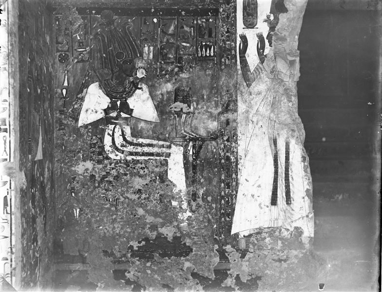 Parete sud, lato est, dell’anticamera, scena 5. Osiride assiso all’interno di un santuario, sormontato da un fregio di urei con disco solare. A destra, Nefertari in adorazione. Si vedono le scale dell’ingresso della tomba.