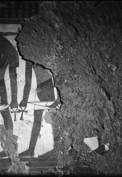 Camera funeraria, parete ovest, scena 30. Questa parte della parete risulta piuttosto rovinata, ma si riconoscono due attendenti della terza porta, che Nefertari deve attraversare.