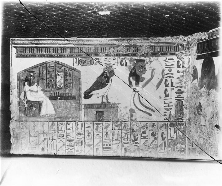 Interno della tomba di Nefertari (QV66), anticamera, scena 2, registro superiore, sono rappresentati la regina mentre gioca alla senet, il suo Ba su un tempietto, e di nuovo la regina in atto di adorazione. Da notare il soffitto stellato.