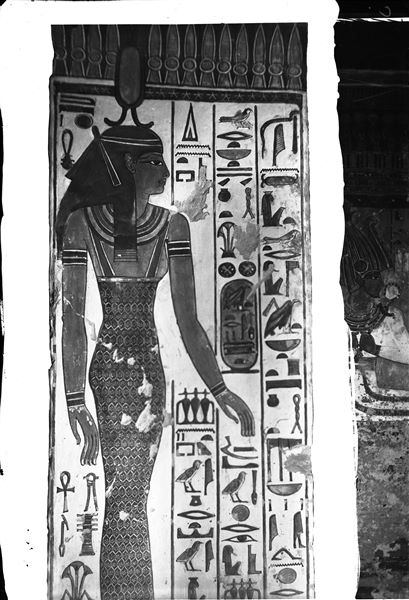 Veduta della scena 6, che dà accesso al vestibolo. Si vede la dea Neith, con lo sguardo rivolto verso l’anticamera.