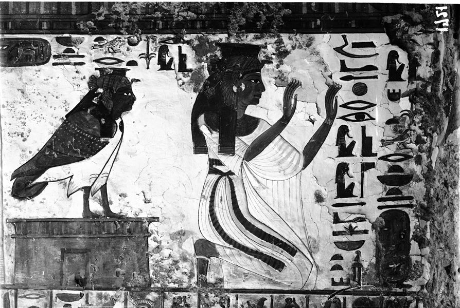Interno della tomba di Nefertari, anticamera. Dettaglio della scena 2, registro superiore, il Ba su un tempietto e Nefertari in adorazione.