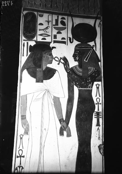 Veduta del pilastro C, lato d, della camera funeraria. Si riconoscono dandosi la mano, la regina Nefertari, a sinistra, e la dea Iside.
