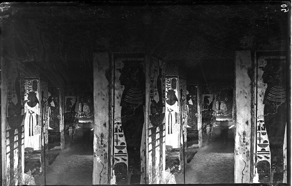 Veduta trasversale della camera funeraria, fotografata dall’annesso occidentale. Oltre che ai pilastri A e C, è visibile in fondo la parete est del Secondo annesso orientale.