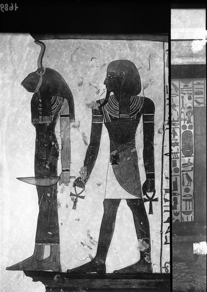 Due immagini sovrapposte, la prima rappresenta la camera funeraria, parete ovest, scena 30. Continua la rappresentazione del cap. 144 del Libro dei Morti, con la presenza di due dei tre attendenti (il terzo non è qui visibile) della seconda porta. A destra, la seconda immagine mostra un dettaglio della scena 30, dove è rappresentata la terza porta, insieme a tre colonne di testo del cap. 144 del Libro dei Morti. Oggigiorno una parte di intonaco di questa parete è crollata.