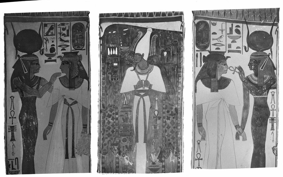Collage fotografico di tre lati di due pilastri della camera funeraria, da sinistra: pilastro A, lato b (La dea Hathor e Nefertari); pilastro A, lato d (il dio Osiride dentro un santuario); pilastro C, lato d (la dea Iside e Nefertari).