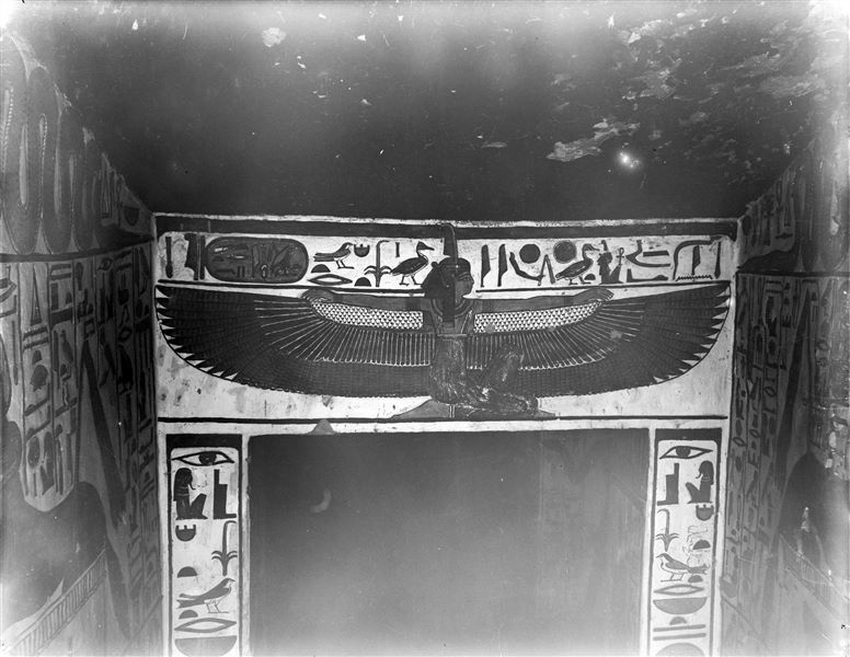 La dea Maat alata è rappresentata, inginocchiata, sull’architrave dell’accesso alla camera funeraria (scena 28). Essa è rivolta verso est (destra). Il soffitto, come nel resto della tomba, è stellato.