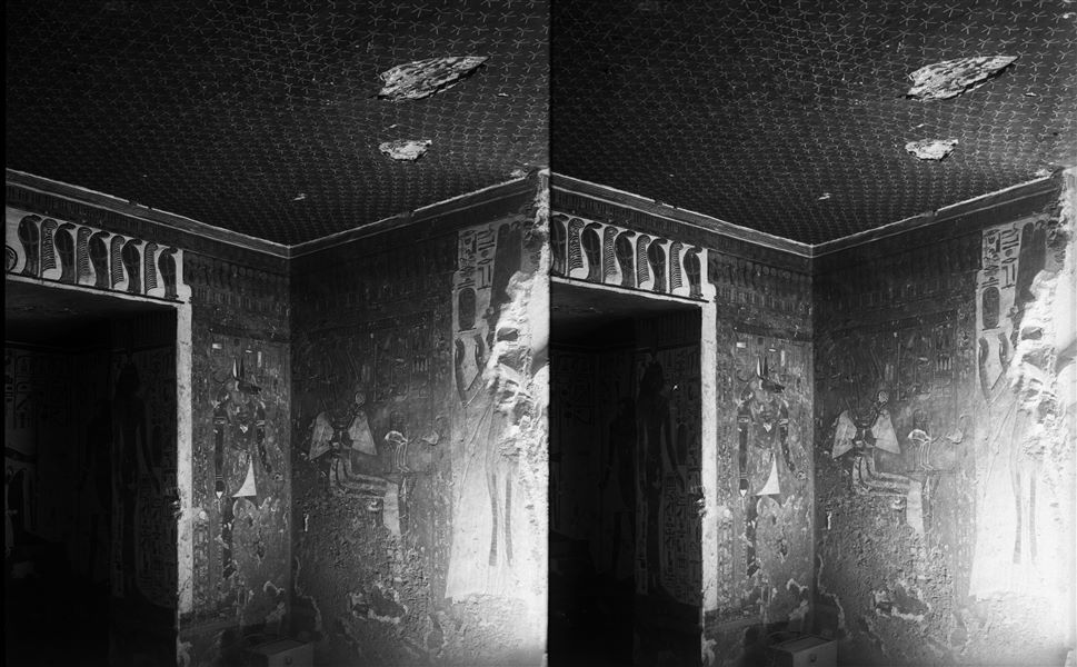 Veduta dell’angolo sud-est dell’anticamera. A destra, l’ingresso alla tomba, a sinistra, l’accesso al vestibolo e al primo annesso orientale (alcova). Oltre al dio Anubi nella parete est, lato sud, sono visibili, nella parete sud, lato est, il dio Osiride assiso, e Nefertari in atto di adorazione. Osiride e Anubi sono all’interno di un santuario.
