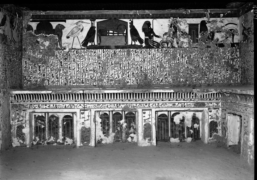 Veduta dell’anticamera, parete ovest, scena 3. Nel registro superiore, è presente Atum tra due leoni, l’uccello Benu, la mummia su un letto tra due falchi, rappresentazioni di Neftys e Iside. Queste sono raffigurazioni connesse con il registro centrale, che presenta il cap. 17 del Libro dei Morti. Sotto, infine, a sinistra è presente una decorazione composta da pilastri Djed e nodi Tit, mentre al centro vi è un ripiano con modanatura a gola egizia, con rappresentazioni di santuari. Da notare il soffitto stellato.