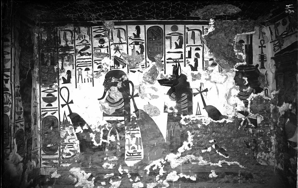 Annesso occidentale, parete sud, scena 36. Sono rappresentati, da sinistra: Imseti, Duamutef e la dea Iside. Oggigiorno una parte di intonaco di questa parete è crollata.