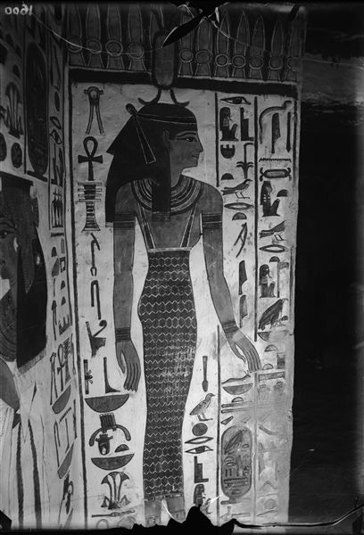 Corridoio discendente, parete est, scena 20. È rappresentata la dea Neith, volta in direzione dell’accesso al corridoio discendente. A destra, buia, si trova l’anticamera.