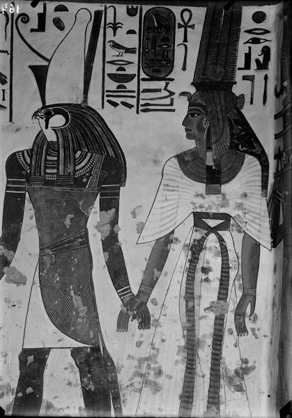 Parete sud del vestibolo, scena 7. Il dio Horus, con doppia corona o Pschent, conduce Nefertari per mano.