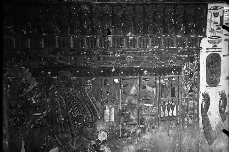 Parete sud, lato est, dell’anticamera, scena 5. Osiride assiso all’interno di un santuario, sormontato da un fregio di serpenti-urei con disco solare. A destra, Nefertari in adorazione.