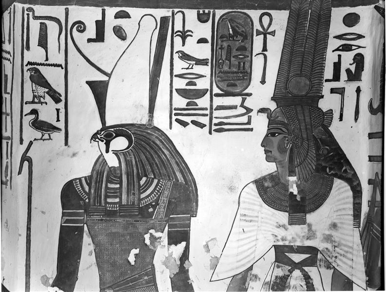 Dettaglio della parete sud del vestibolo, scena 7. Il dio Horus, con doppia corona o Pschent, conduce Nefertari per mano.
