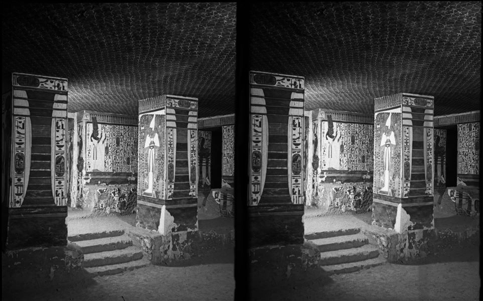 Veduta della camera funeraria, in direzione del corridoio di accesso. Sulla destra è visibile l’ingresso all’annesso occidentale.