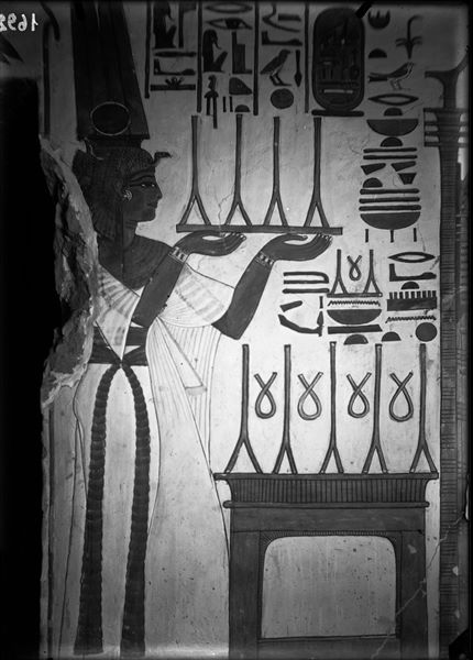 Primo annesso orientale (alcova), parete ovest, lato nord, scena 13. Nefertari è rappresentata nell’atto di compiere un’offerta di lino al dio Ptah (non visibile in questa fotografia).