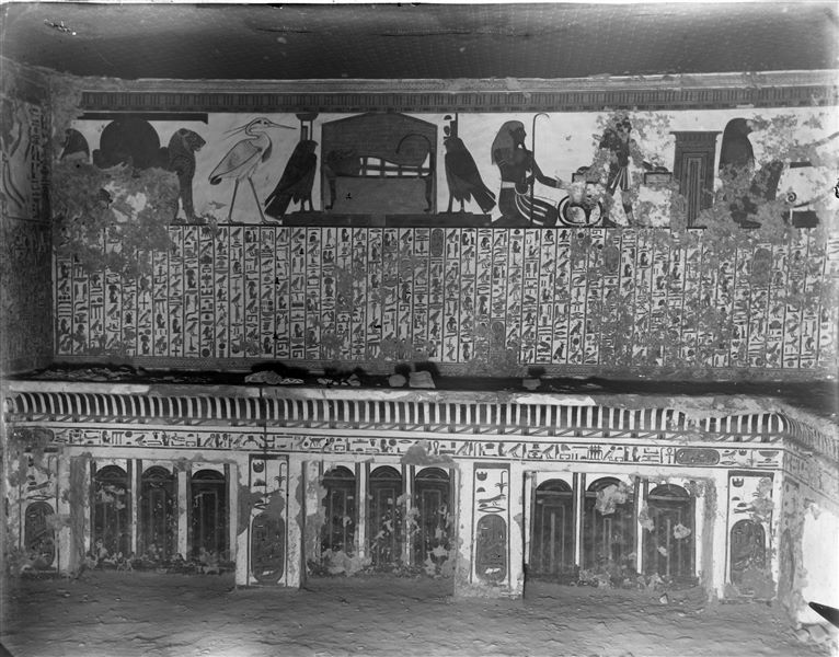 Veduta dell’anticamera, parete ovest, scena 3. Nel registro superiore, è presente Atum tra due leoni, l’uccello Benu, la mummia su un letto tra due falchi, rappresentazioni di Neftys e Iside. Queste sono raffigurazioni connesse con il registro centrale, che presenta il cap. 17 del Libro dei Morti. Sotto, infine, a sinistra è presente una decorazione composta da pilastri Djed e nodi Tit, mentre al centro vi è un ripiano con modanatura a gola egizia, con rappresentazioni di santuari. Da notare il soffitto stellato.