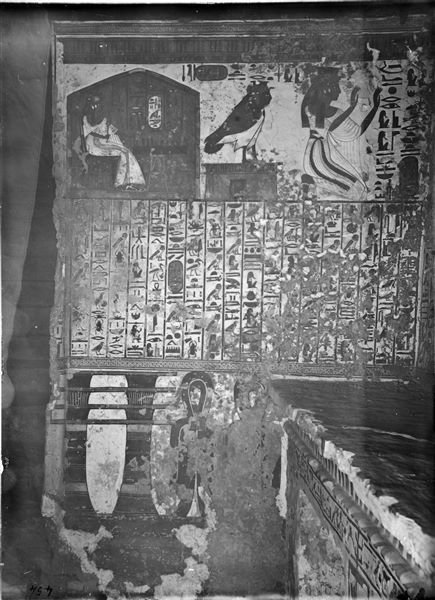 Interno della tomba di Nefertari, anticamera, scena 2, si riconosce la regina mentre gioca alla senet, il suo Ba su un tempietto, e di nuovo la regina in atto di adorazione. Al centro, il cap. 17 del Libro dei Morti, mentre il registro inferiore presenta una decorazione composta da pilastri Djed e nodi Tit. Lastra in positivo.