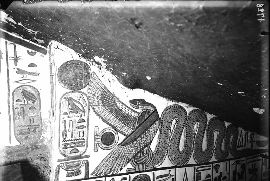 Corridoio discendente, parete ovest, scena 26. Registro superiore, dettaglio del serpente alato rivolto verso il cartiglio di Nefertari, in direzione dell’anticamera. Da notare il soffitto stellato.