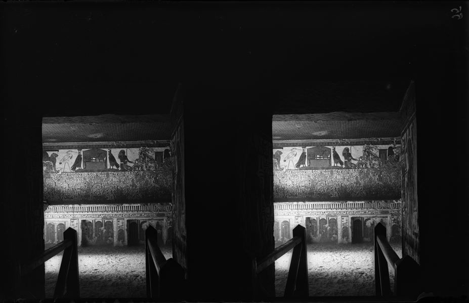 Veduta della parete ovest dell’anticamera, fotografata dal primo annesso orientale (alcova), a est (destra) dell’anticamera.