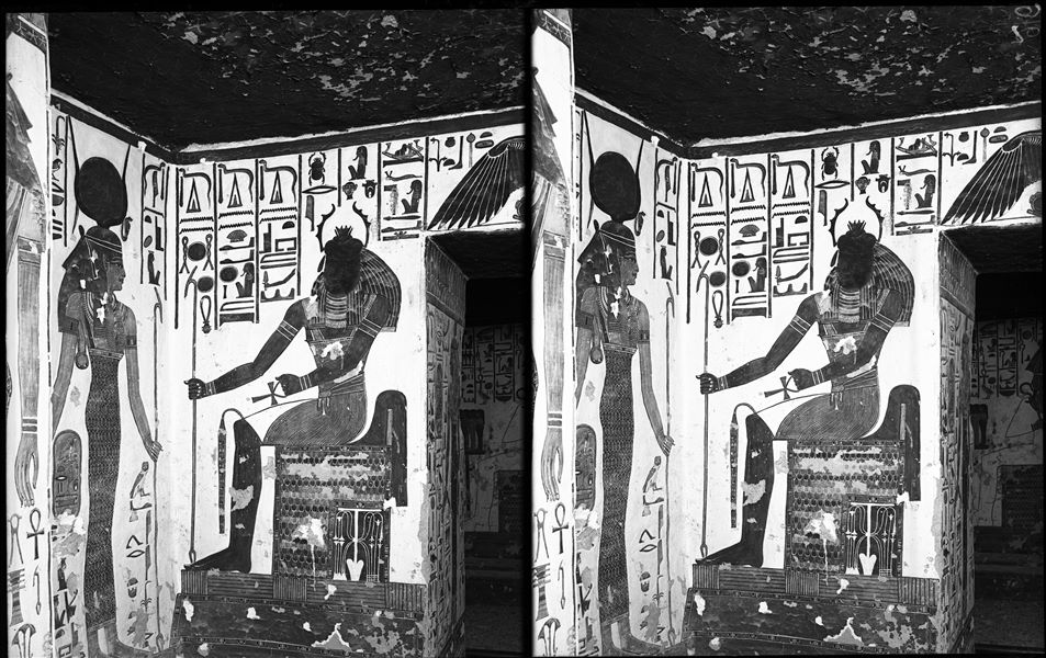Vestibolo, angolo nord-est, scene 9 e 10. La dea Iside accompagna Nefertari (non visibile in questa fotografia) verso il dio Khepri, presente nella parete est, lato nord, del vestibolo. Sulla destra si vede l’accesso al primo annesso orientale (alcova).