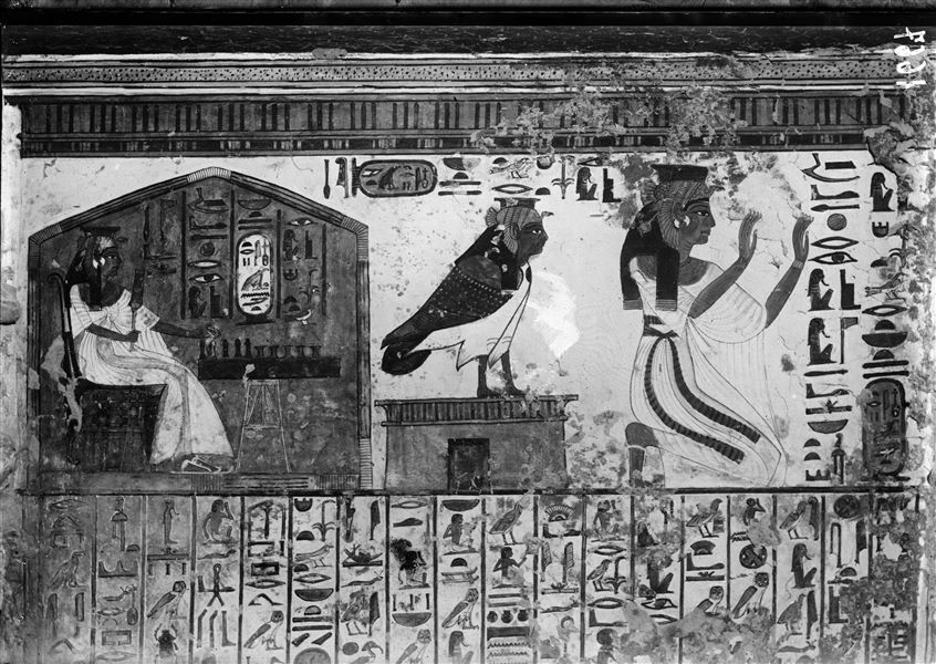 Interno della tomba di Nefertari, anticamera, scena 2, registro superiore, sono rappresentati la regina mentre gioca alla senet, il suo Ba su un tempietto, e di nuovo la regina in atto di adorazione.