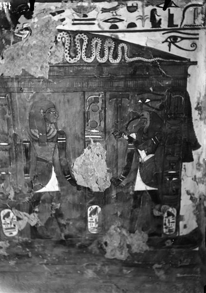 Annesso occidentale, parete ovest (di fondo) scena 36. All’interno di un santuario, sono rappresentati Imseti e il dio Thot, oltre che, a sinistra, Anubi e di nuovo Thot (non visibili in questa fotografia).