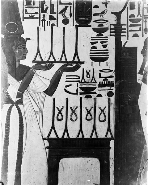 Primo annesso orientale (alcova), parete ovest, lato nord, scena 13. Nefertari è rappresentata nell’atto di compiere un’offerta di lino al dio Ptah (non visibile in questa fotografia).