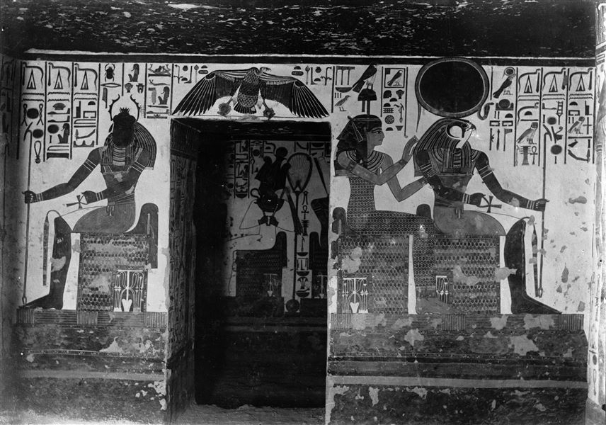 Veduta della parete est del vestibolo, dal quale si accede al primo annesso orientale (alcova). Di questo si intravede la parete di fondo. Sul lato sud (destra) della parete, sono assisi gli dei Ra-Harakhty e Hathor (scena 8), sul lato nord (sinistra), il dio Kheper (scena 9). Sopra l’accesso al primo annesso orientale, la dea Nekhbet, nella sua forma animale, l’avvoltoio.