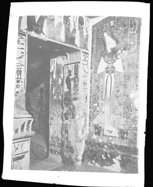 Veduta dell’anticamera, parete nord. Decorazione parietale (scena 11), a est dell’accesso al corridoio discendente che conduce alla camera funeraria, con la presenza del dio Osiride, rivolto verso il vestibolo.