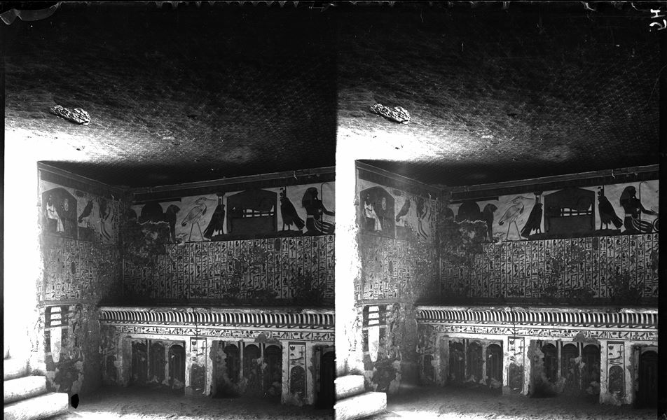 Veduta dell’anticamera, scene 2 e 3. Nel registro superiore, la scena 2 mostra la regina mentre gioca alla senet, il suo Ba su un tempietto, e di nuovo la regina in atto di adorazione, mentre la scena 3 presenta Atum tra due leoni, l’uccello Benu, la mummia su un letto tra due falchi, rappresentazioni di Neftys e Iside. Il registro centrale presenta invece il cap. 17 del Libro dei Morti. Sotto, infine, a sinistra è presente una decorazione composta da pilastri Djed e nodi Tit, mentre al centro vi è un ripiano con modanatura a gola egizia, con rappresentazioni di santuari. Da notare il soffitto stellato.