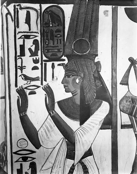 Primo annesso orientale (alcova), parete ovest, lato sud, scena 16. Dettaglio della regina Nefertari, nell’atto di recitare un’invocazione presente nel cap. 148 del Libro dei Morti, che ha una sua raffigurazione nella parete accanto (la parete sud, a sinistra, scena 17).