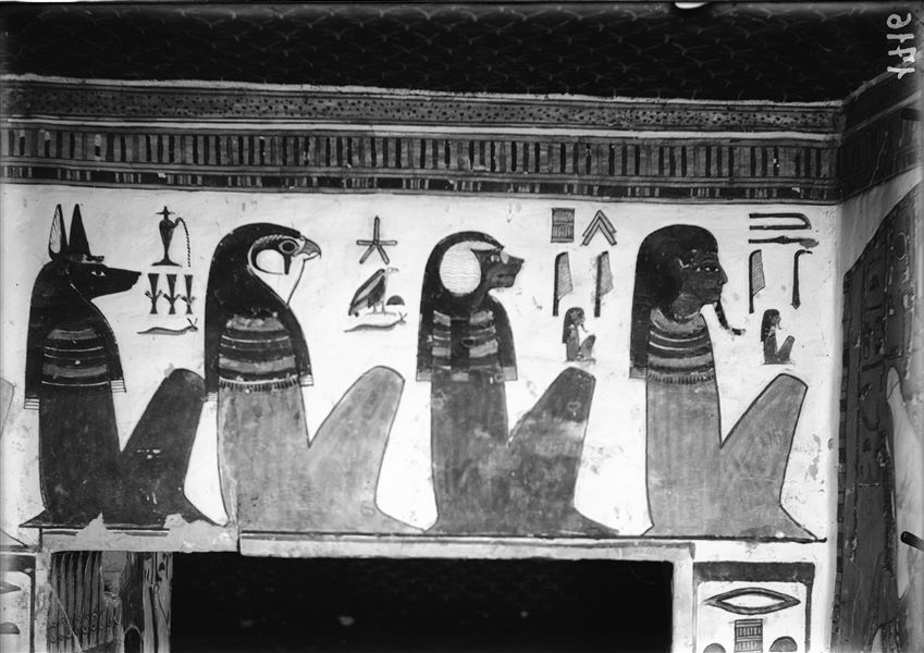 Veduta della scena 19, architrave sopra l’accesso al corridoio discendente che conduce alla camera funeraria. Si trovano i quattro figli di Horus, da destra: Imseti, Hapy, Duamutef, Qebehsenuef.