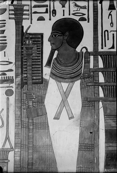 Primo annesso orientale (alcova), parete ovest, lato nord, scena 13. Il dio Ptah è rappresentato dentro un santuario, nell’atto di ricevere un’offerta di lino da Nefertari (non visibile in questa fotografia).