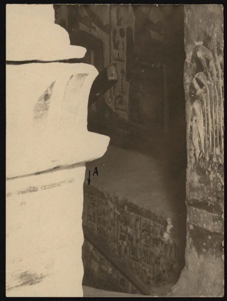 Accesso al corridoio discendente, dall’anticamera, della tomba QV66, della regina Nefertari. Il corridoio mostra già la presenza di un sostegno di legno utilizzato come corrimano per la discesa e risalita. Scavi Schiaparelli.