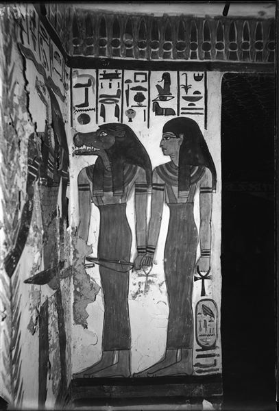 Camera funeraria, angolo sud-ovest, scena 29. Si vedono i tre attendenti di guardia alla prima porta. Sulla destra, l’accesso all’annesso occidentale.